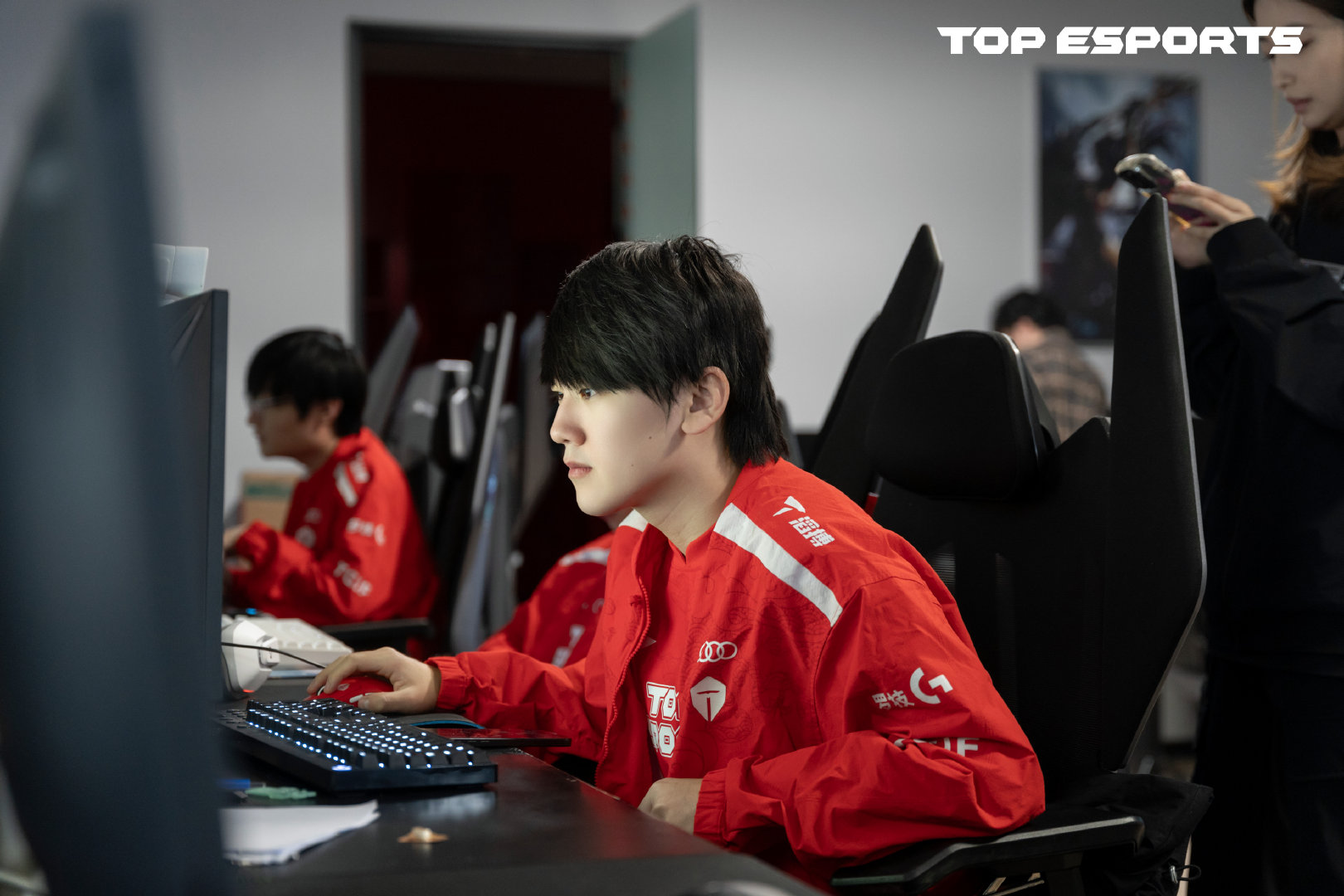 三路对线直接轻松打穿，TES新阵容轻松战胜UP