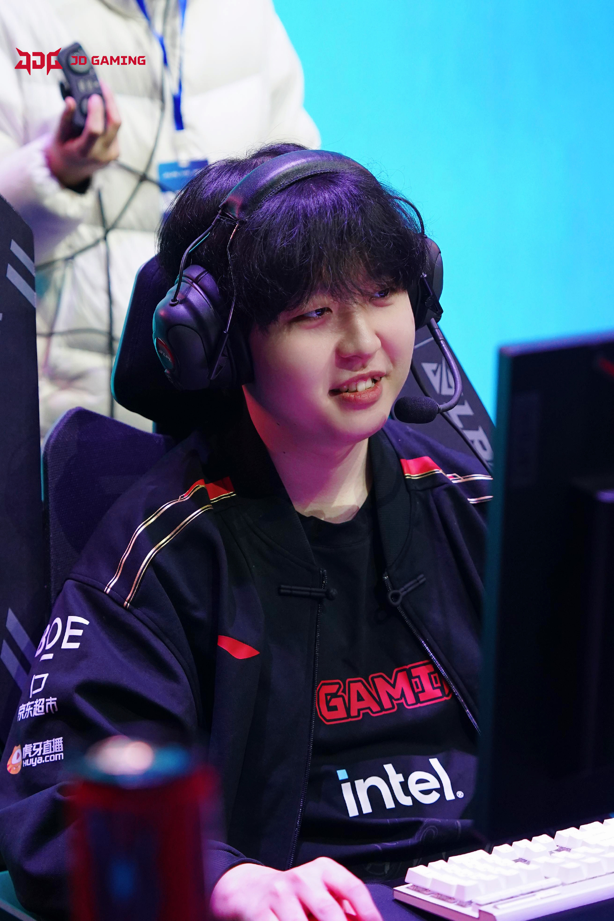 对线运营操作丝毫不差，LGD1-2惜败JDG