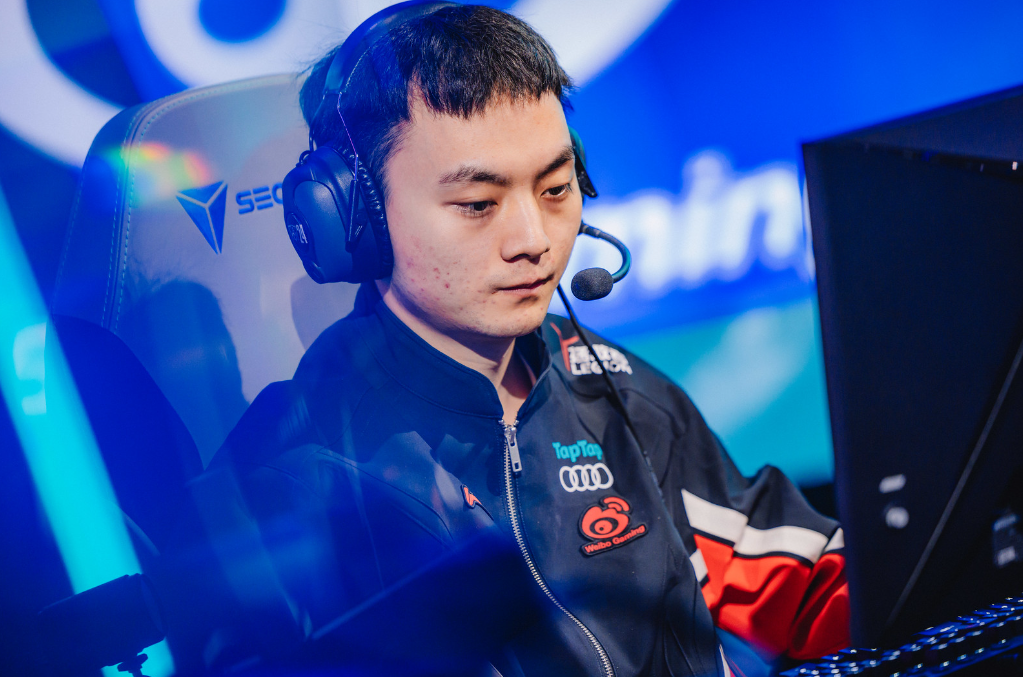EZ灵动飘逸四杀收尾，WBG2-1淘汰FNC晋级下一轮Light