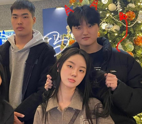 Peyz请美女家教一对一学习中文，为新赛季加盟JDG做准备