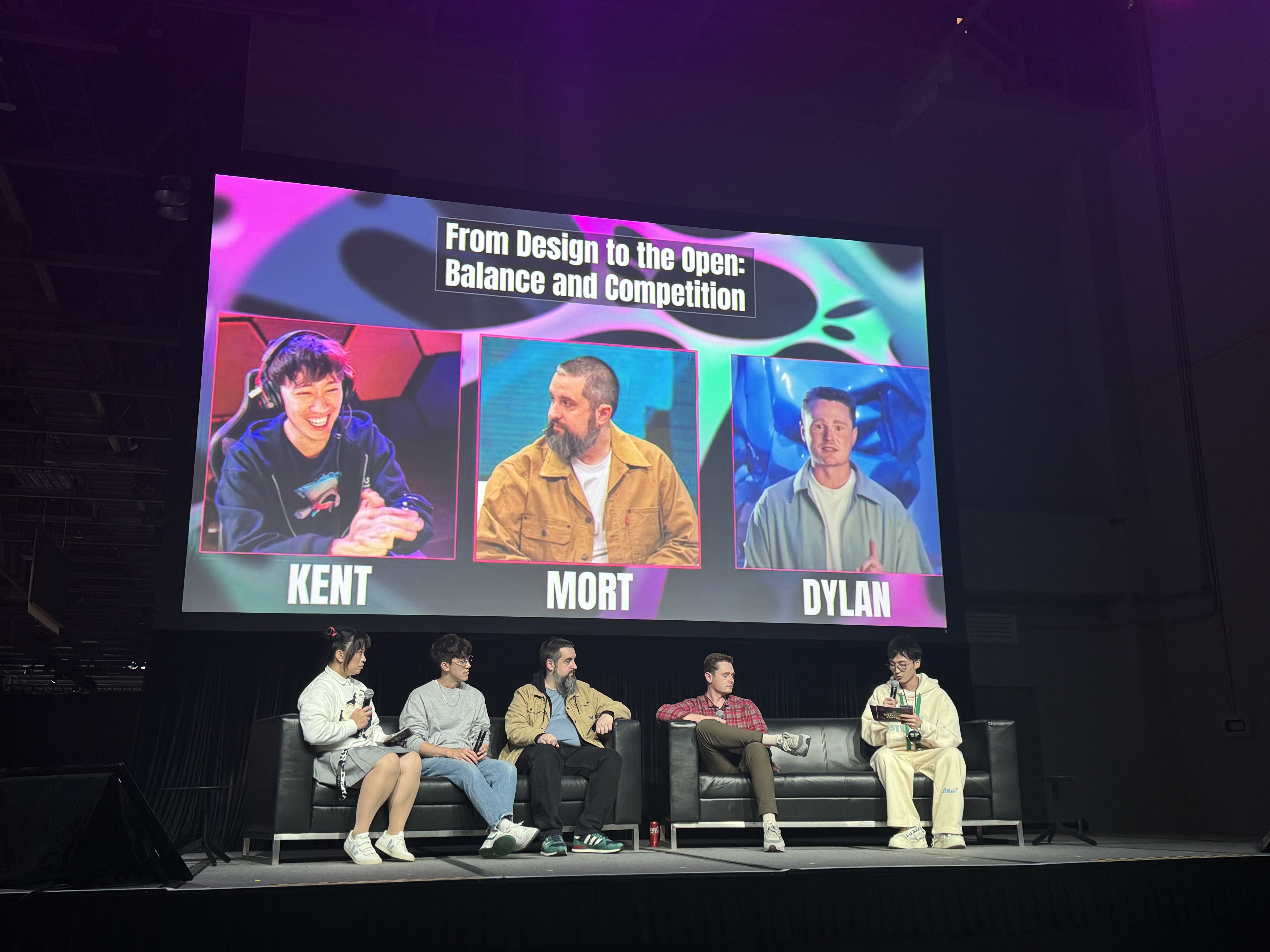 《云顶之弈》设计与竞技平衡：从六费卡到电竞公开赛的挑战与创新