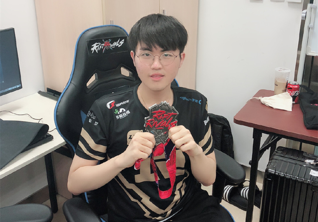 姿态分享最佳阵容投票，TS二阵Bin三阵，中单位没有大B