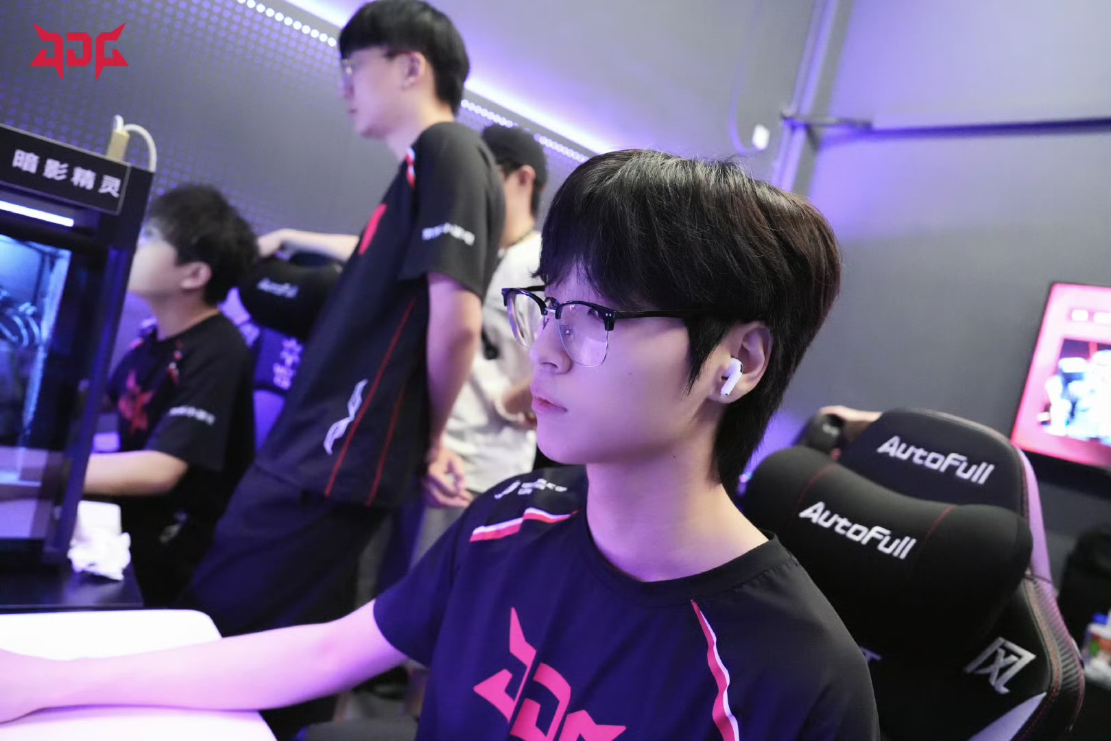 TvirusLuke霓虹游龙五杀，JDG拒绝翻盘2:1击败TEC