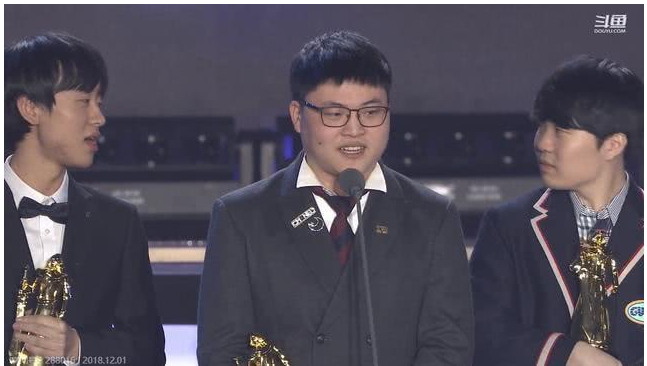 Uzi获得年度最佳ADC奖项引网友争议 RNG教练斩获最佳教练奖